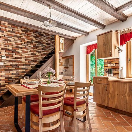 House By The Stream - Happy Rentals Avce Exteriör bild