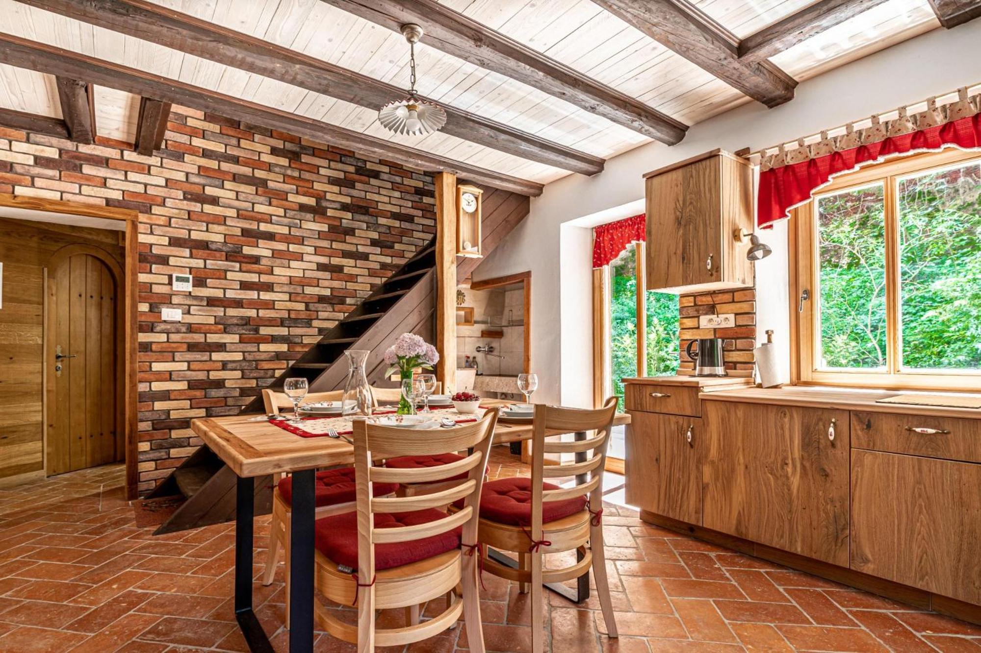 House By The Stream - Happy Rentals Avce Exteriör bild