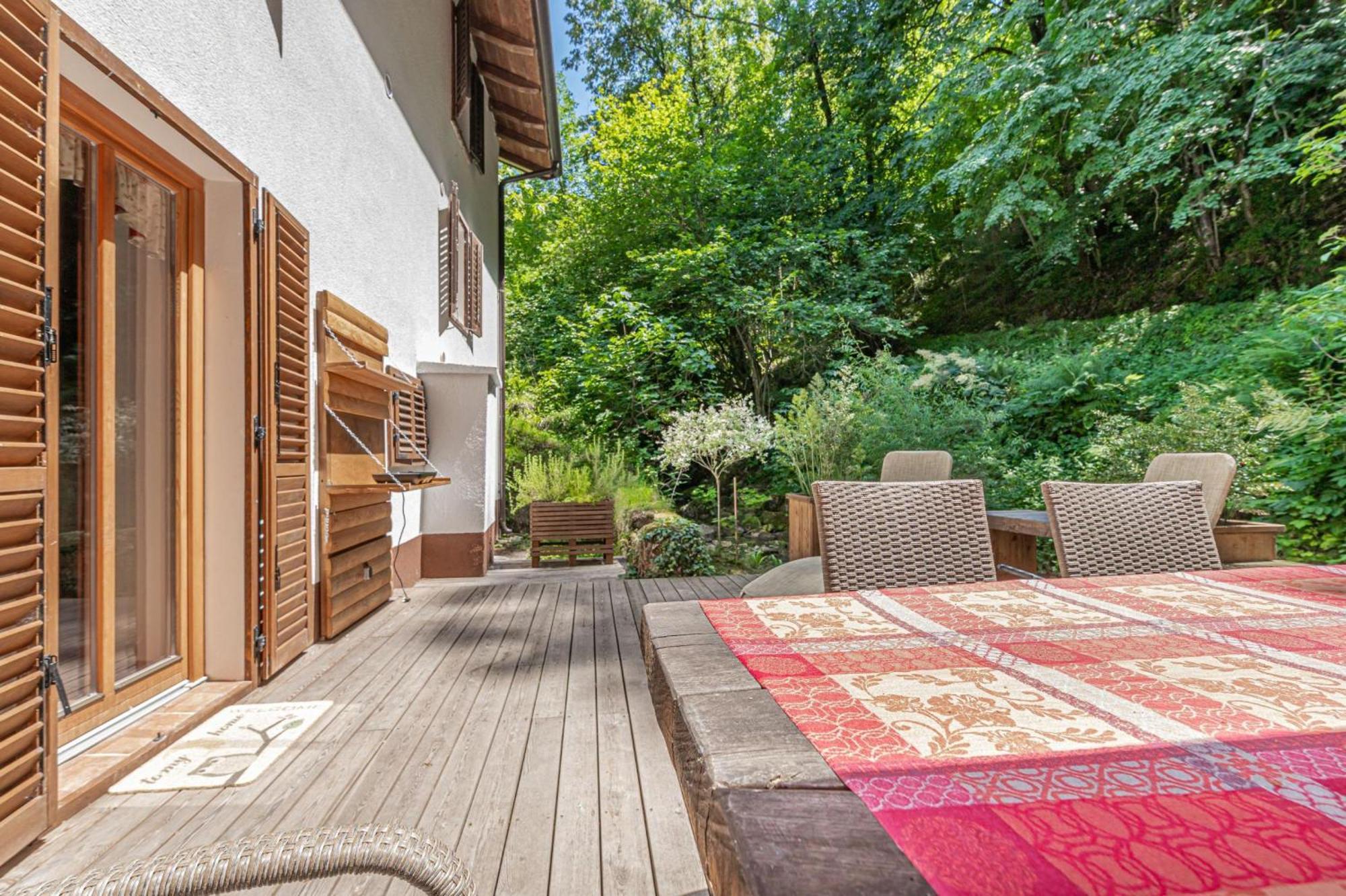 House By The Stream - Happy Rentals Avce Exteriör bild
