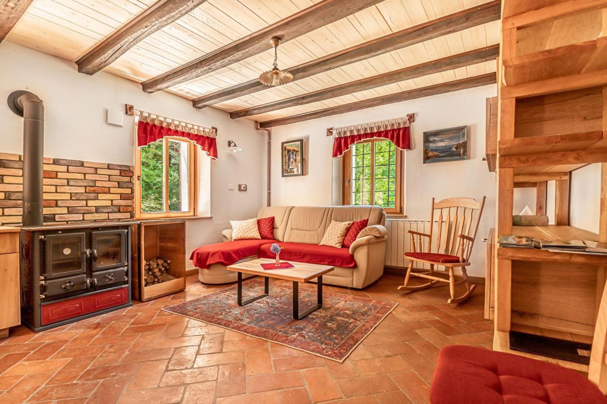 House By The Stream - Happy Rentals Avce Exteriör bild
